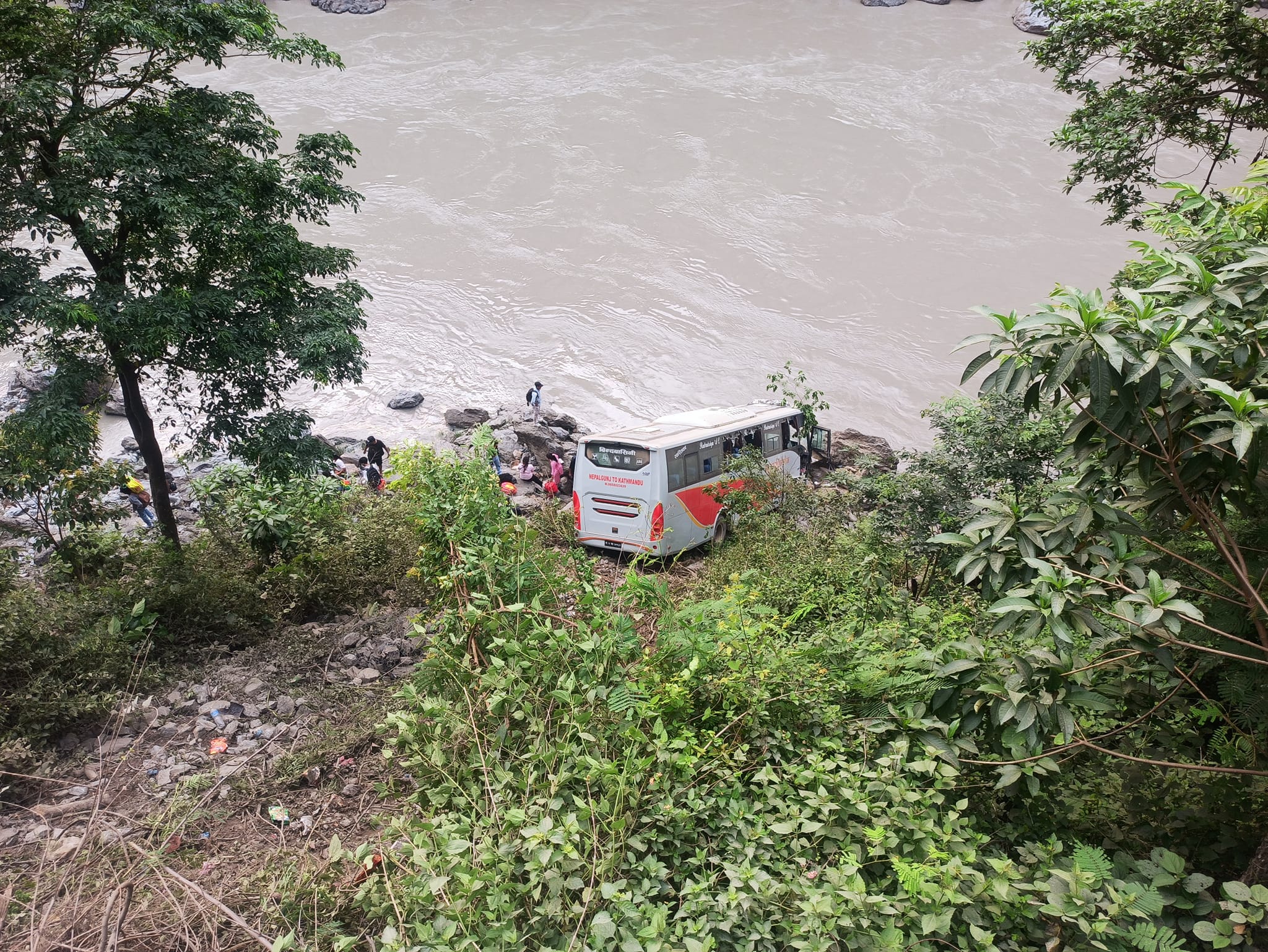 नेपालगञ्जबाट काठमाडौं आउँदै गरेको बस त्रिशुलीमा खस्यो !