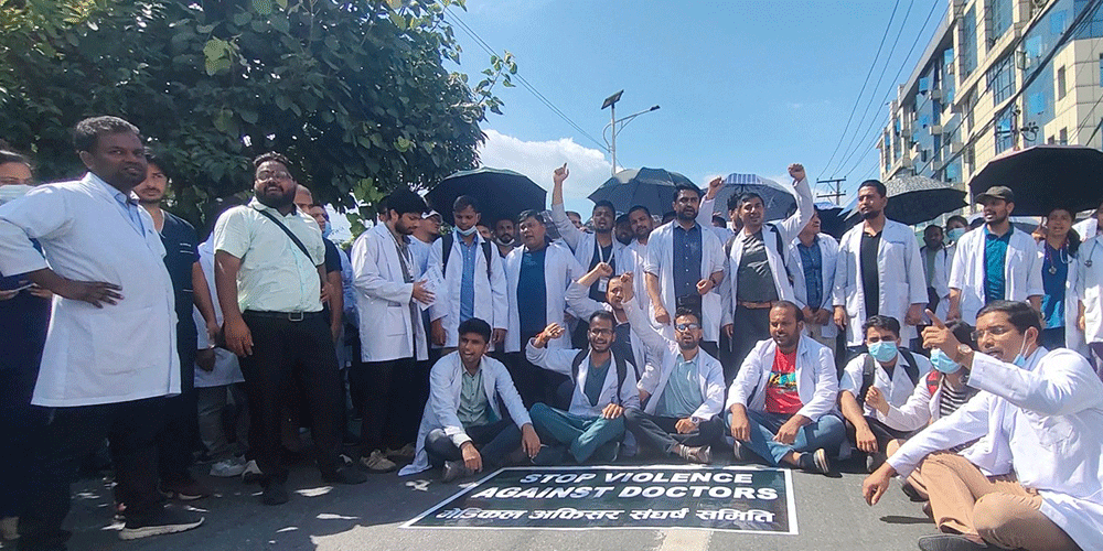 आजदेखि देशभरका चिकित्सक कालोपट्टी बाँधेर धर्नामा उत्रिँदै